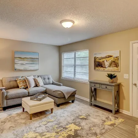#111 Elaborate Condo Ideal Location 2Brm/2 Parking